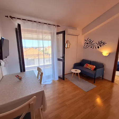 Apartment With Parking Spaces - 7604 Vodice